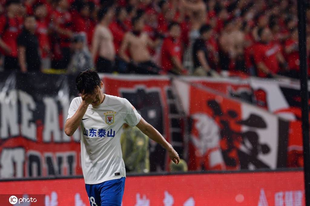 牛小波（包贝尔 饰）诞生在一个棺材世家，几代人以做棺材为生。因小时辰一次古怪的变乱，小波永久掉往了“笑脸”，不管碰上何等高兴的事他都笑不出来，被人们称之为怪人，好在前些年一向糊口在农村老家，他本人也没觉的不会笑是甚么年夜不了的古怪事。垂垂长年夜成人的小波决议走出年夜山，到外面闯世界，可外面的世界虽出色，闯起来却很无奈，本来想分开老家的棺材展谋一份面子的工作，可终究仍是进了殡仪馆工作，这令他几多有些掉落。跟着时候的推移，小波在殡仪馆领略了世间另外一面的人生百态，目击了各类各样家庭在亲人化为一缕青烟时所表示出的真